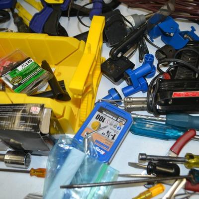 LOT 339. LOT OF TOOLS AND HARDWARE