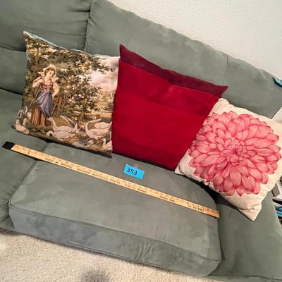 Lot of 3 throw pillows