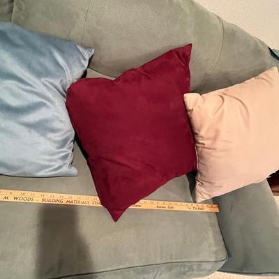 Lot of 3 throw pillows