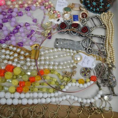 LOT 345 LOT OF COSTUME JEWELRY