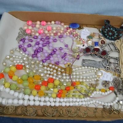 LOT 345 LOT OF COSTUME JEWELRY