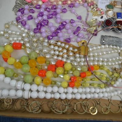 LOT 345 LOT OF COSTUME JEWELRY