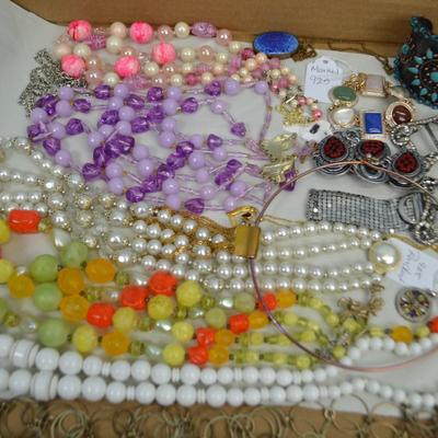 LOT 345 LOT OF COSTUME JEWELRY