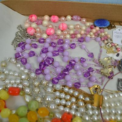 LOT 345 LOT OF COSTUME JEWELRY