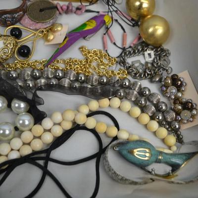 LOT 346. LOT OF COSTUME JEWELRY