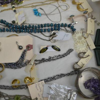 LOT 349. LOT OF COSTUME JEWELRY