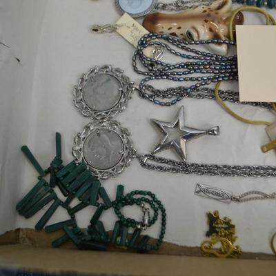 LOT 349. LOT OF COSTUME JEWELRY