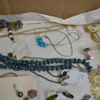 LOT 349. LOT OF COSTUME JEWELRY