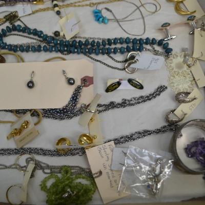 LOT 349. LOT OF COSTUME JEWELRY
