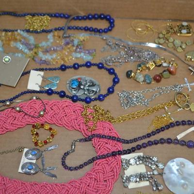 LOT 350. LOT OF COSTUME JEWELRY