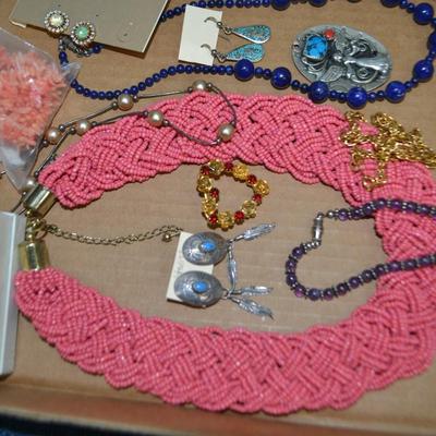 LOT 350. LOT OF COSTUME JEWELRY