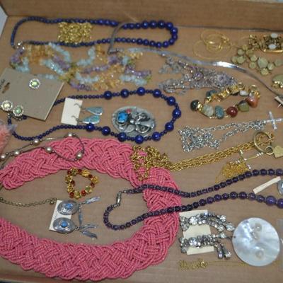 LOT 350. LOT OF COSTUME JEWELRY