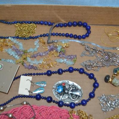 LOT 350. LOT OF COSTUME JEWELRY