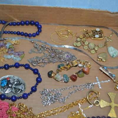 LOT 350. LOT OF COSTUME JEWELRY