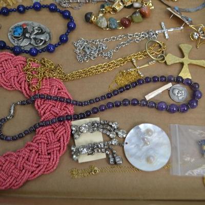 LOT 350. LOT OF COSTUME JEWELRY
