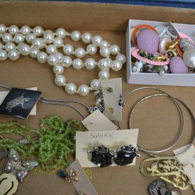 LOT 351. LOT OF COSTUME JEWELRY
