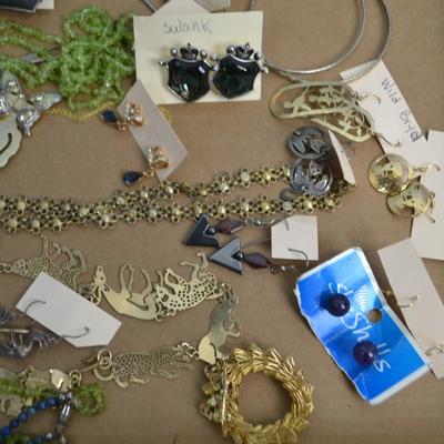 LOT 351. LOT OF COSTUME JEWELRY