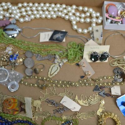 LOT 351. LOT OF COSTUME JEWELRY
