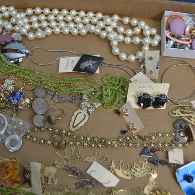 LOT 351. LOT OF COSTUME JEWELRY