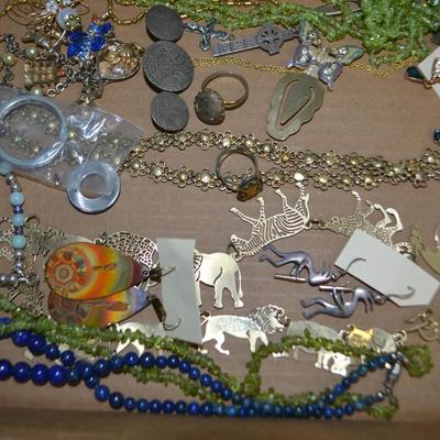 LOT 351. LOT OF COSTUME JEWELRY