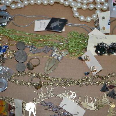 LOT 351. LOT OF COSTUME JEWELRY