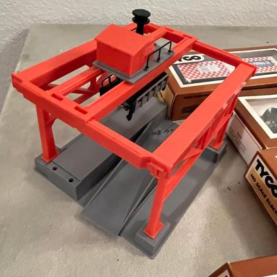Tyco HO scale Railroad Cars & pieces.