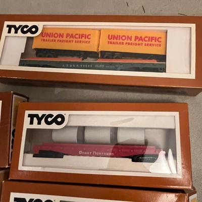 Tyco HO scale Railroad Cars & pieces.