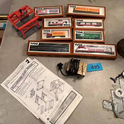 Tyco HO scale Railroad Cars & pieces.