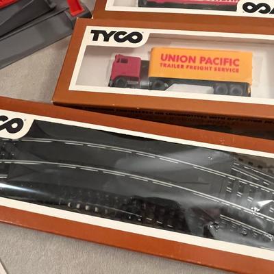 Tyco HO scale Railroad Cars & pieces.