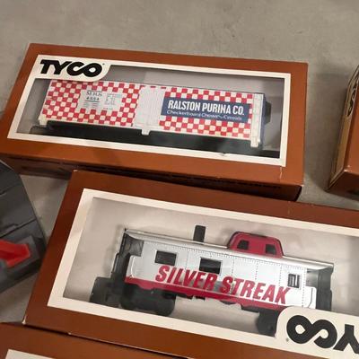 Tyco HO scale Railroad Cars & pieces.