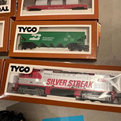 Tyco HO scale Railroad Cars & pieces.