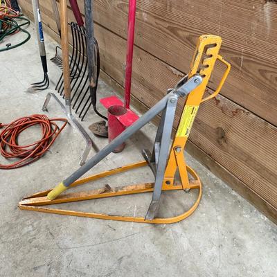 YARD/GARDEN TOOLS AND AN EXTENSION CORD