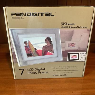 Pandigital 7â€ LCD Digital Photo Frame
