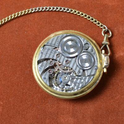 LOT 386  ANTIQUE ILLINOIS 17 JEWEL POCKET WATCH SERIAL # 4371741  10K GOLD FILLED CASE
