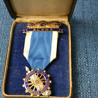 LOT 381. VINTAGE DAUGHTERS OF THE AMERICAN REVOLUTION PIN (ALOHA CHAPTER)