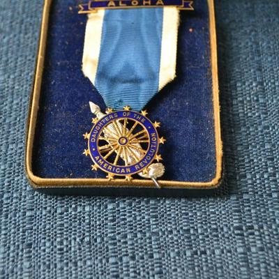LOT 381. VINTAGE DAUGHTERS OF THE AMERICAN REVOLUTION PIN (ALOHA CHAPTER)