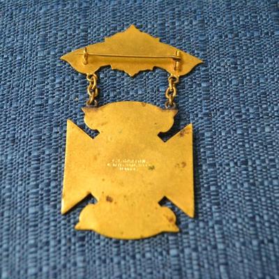 LOT 393. VINTAGE MASONIC KNIGHTS OF TEMPLAR PIN