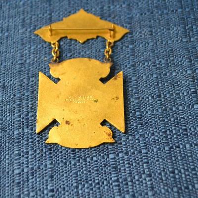 LOT 393. VINTAGE MASONIC KNIGHTS OF TEMPLAR PIN