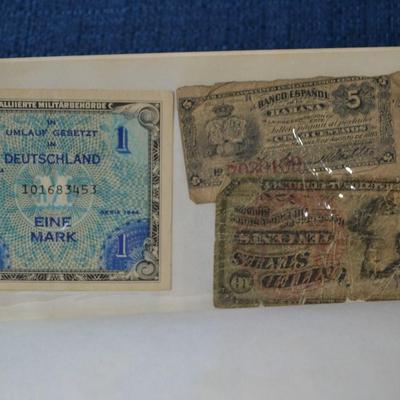 LOT 413 BOOK WITH A VARIETY OF BANK NOTES/CURRENCY