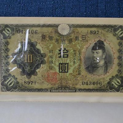 LOT 413 BOOK WITH A VARIETY OF BANK NOTES/CURRENCY