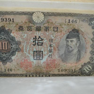 LOT 413 BOOK WITH A VARIETY OF BANK NOTES/CURRENCY