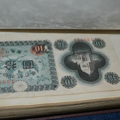 LOT 413 BOOK WITH A VARIETY OF BANK NOTES/CURRENCY
