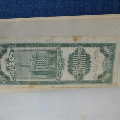 LOT 413 BOOK WITH A VARIETY OF BANK NOTES/CURRENCY