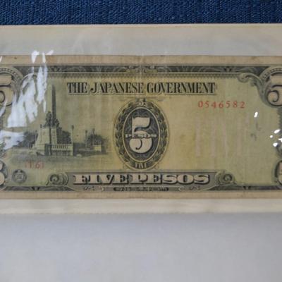 LOT 413 BOOK WITH A VARIETY OF BANK NOTES/CURRENCY