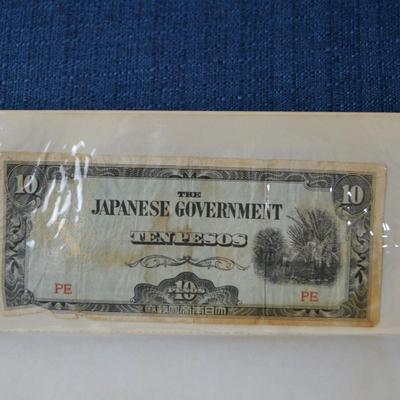 LOT 413 BOOK WITH A VARIETY OF BANK NOTES/CURRENCY