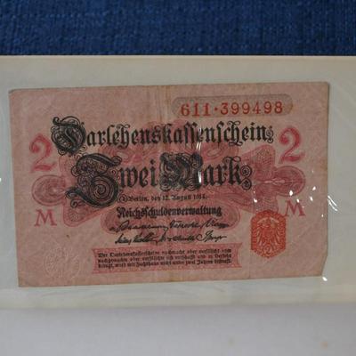 LOT 413 BOOK WITH A VARIETY OF BANK NOTES/CURRENCY