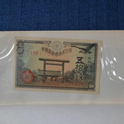 LOT 413 BOOK WITH A VARIETY OF BANK NOTES/CURRENCY