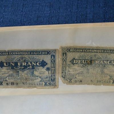 LOT 413 BOOK WITH A VARIETY OF BANK NOTES/CURRENCY