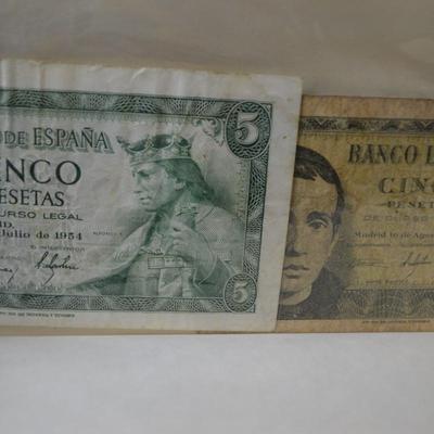 LOT 413 BOOK WITH A VARIETY OF BANK NOTES/CURRENCY