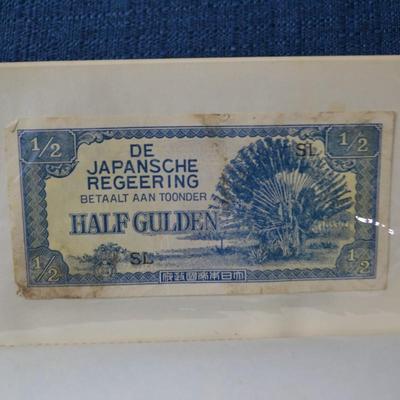LOT 413 BOOK WITH A VARIETY OF BANK NOTES/CURRENCY